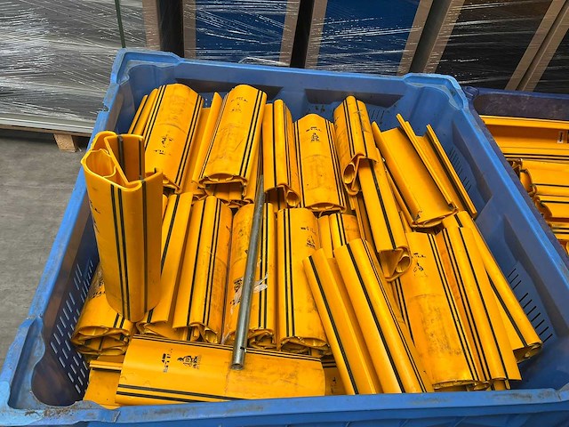 Kunststof staanderbeschermers ca 50 stuks - afbeelding 10 van  12