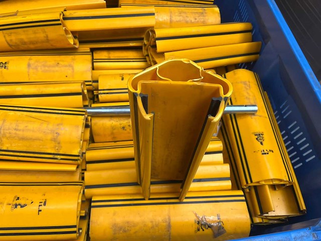 Kunststof staanderbeschermers ca 50 stuks - afbeelding 12 van  12