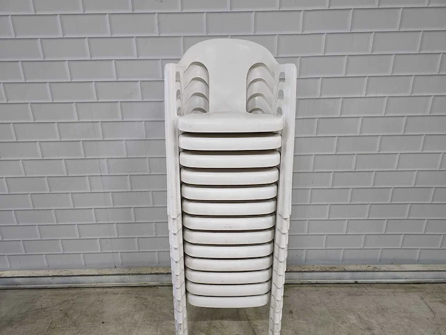 Kunststof stapelstoelen (13x) - afbeelding 1 van  3