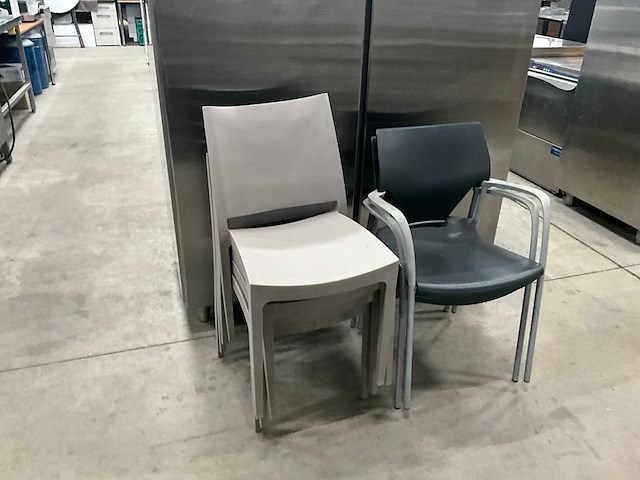 Kunststof stoelen (6x) - afbeelding 1 van  4