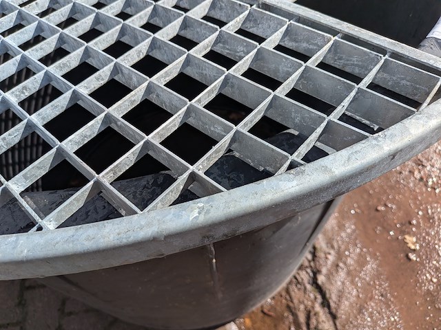 Kunststof ton met afdekrooster - afbeelding 4 van  5