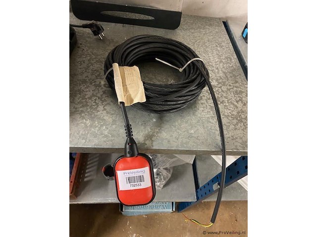 Kunststof vlotter met ca. 10 meter rubber snoer - afbeelding 1 van  1