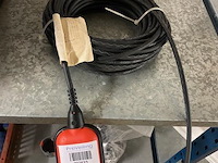 Kunststof vlotter met ca. 10 meter rubber snoer - afbeelding 1 van  1