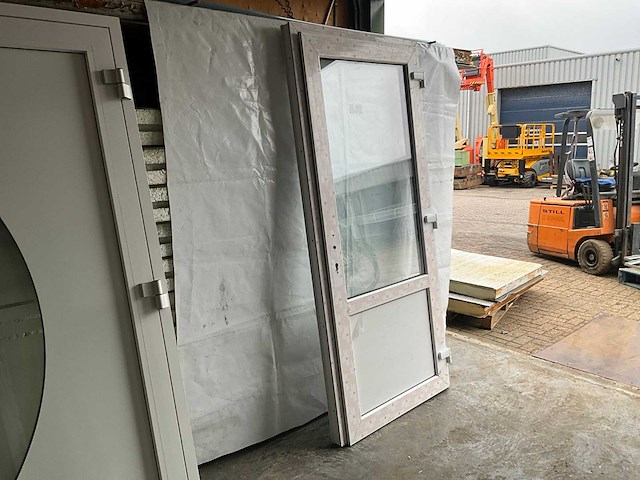 Kunststof voordeur met kozijn - afbeelding 1 van  7