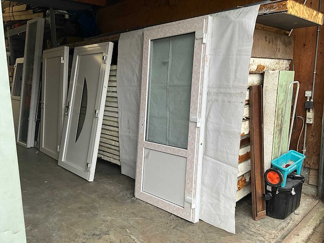 Kunststof voordeur met kozijn - afbeelding 2 van  7