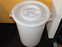 Kunststofemmer met deksel doorsnede 48 en hoogte 64 cm. - afbeelding 1 van  2