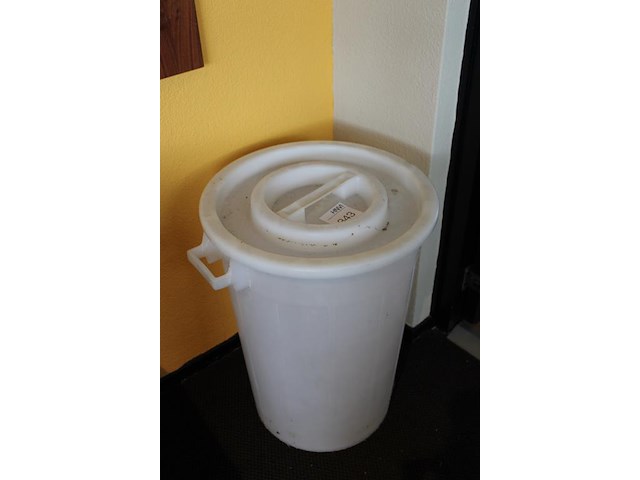 Kunststofemmer met deksel doorsnede 48 en hoogte 64 cm. - afbeelding 2 van  2