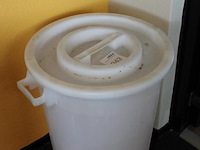 Kunststofemmer met deksel doorsnede 48 en hoogte 64 cm. - afbeelding 2 van  2