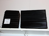 Kunststoffen bakjes en borden op schap.