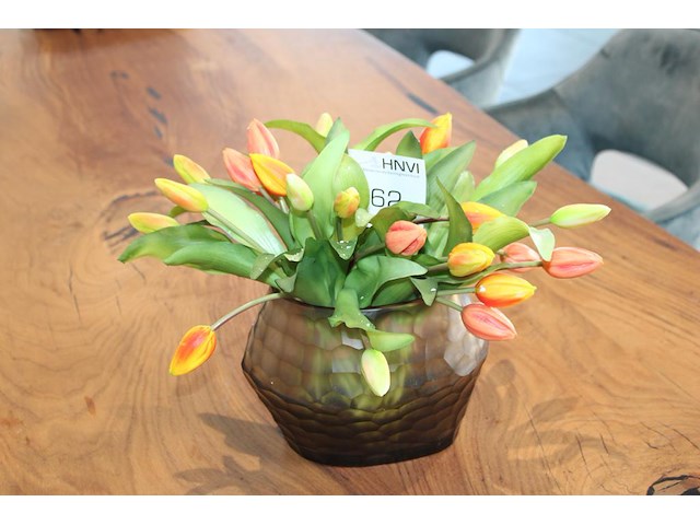 Kunsttulpen in glazen pot. - afbeelding 1 van  2