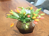 Kunsttulpen in glazen pot. - afbeelding 1 van  2