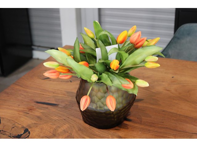 Kunsttulpen in glazen pot. - afbeelding 2 van  2