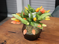 Kunsttulpen in glazen pot. - afbeelding 2 van  2
