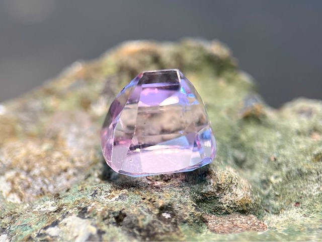 Kunziet 8.04 carat natuurlijk - afbeelding 2 van  4