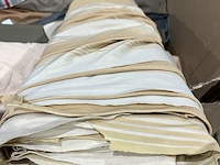 Kuubsdoos met 59 rollen stof