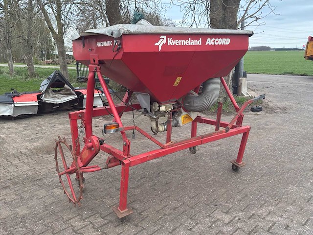 Kverneland accord d fronttank - afbeelding 1 van  2