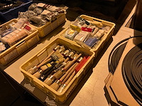 Kwatsn en rollen in plastic krat (2x) - afbeelding 1 van  3