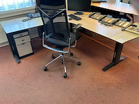 L- vormig bureau met girsberger stoel - afbeelding 1 van  4