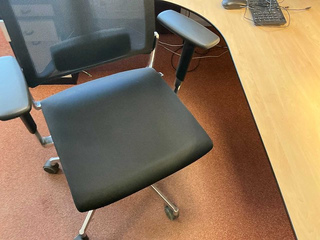 L- vormig bureau met girsberger stoel - afbeelding 3 van  4