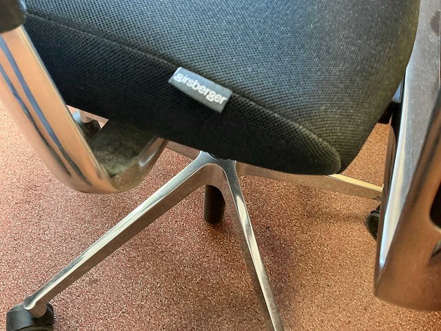 L- vormig bureau met girsberger stoel - afbeelding 4 van  4