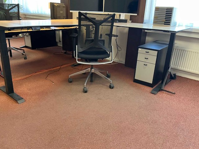 L- vormig electrisch verstelbaar bureau met girsberger stoel - afbeelding 4 van  8