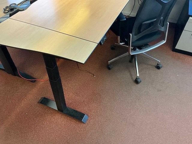 L- vormig electrisch verstelbaar bureau met girsberger stoel - afbeelding 1 van  2