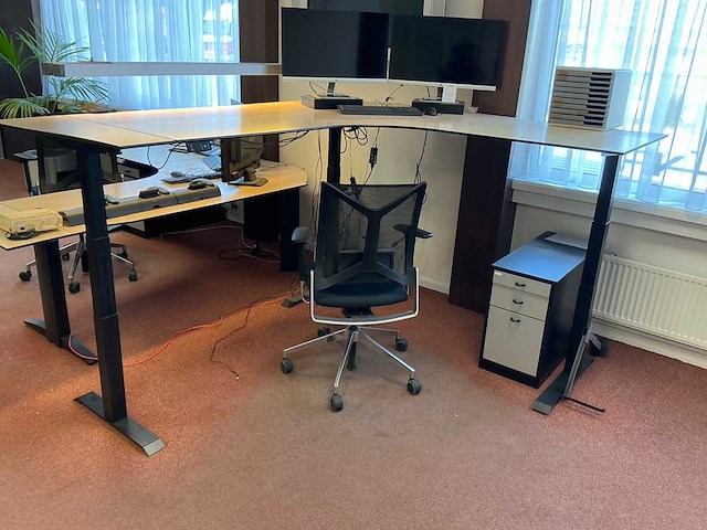 L- vormig electrisch verstelbaar bureau met girsberger stoel - afbeelding 7 van  8