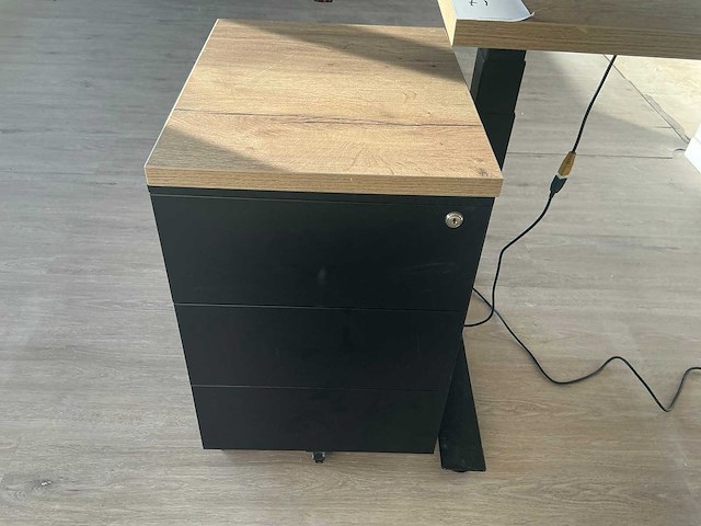 L- vormigbureau - afbeelding 6 van  7