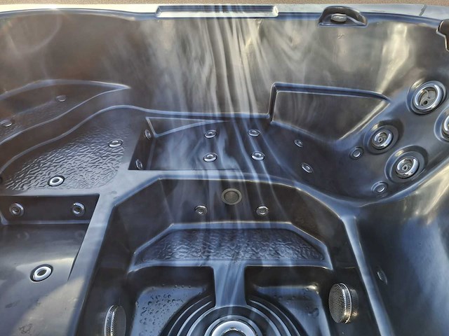 L spa 5 persoons jacuzzi en buitenspa - afbeelding 10 van  14