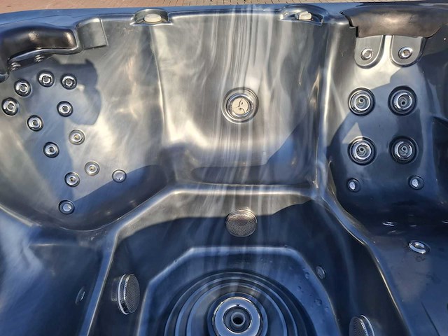 L spa 5 persoons jacuzzi en buitenspa - afbeelding 11 van  29