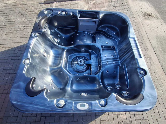 L spa 5 persoons jacuzzi en buitenspa - afbeelding 1 van  29