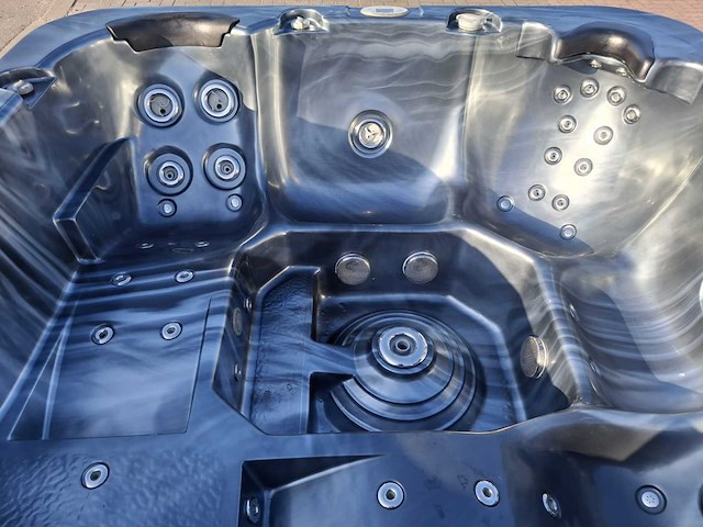L spa 5 persoons jacuzzi en buitenspa - afbeelding 14 van  29