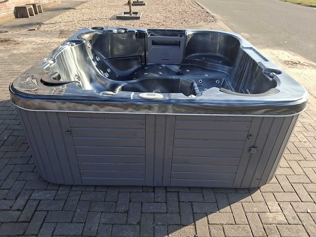 L spa 5 persoons jacuzzi en buitenspa - afbeelding 24 van  29