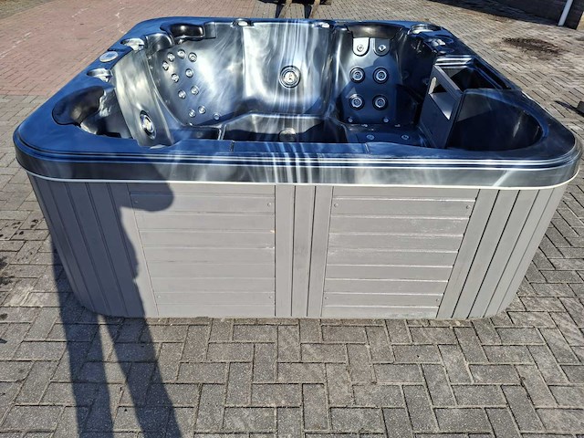 L spa 5 persoons jacuzzi en buitenspa - afbeelding 26 van  29