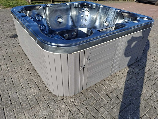 L spa 5 persoons jacuzzi en buitenspa - afbeelding 27 van  29