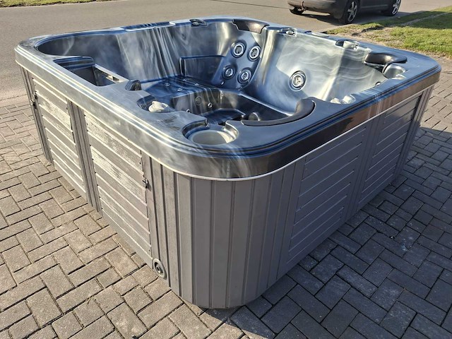 L spa 5 persoons jacuzzi en buitenspa - afbeelding 29 van  29