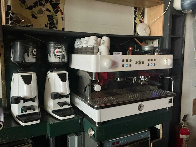 La san marco 105e koffiemachine met 2x bonenmaler - afbeelding 1 van  11