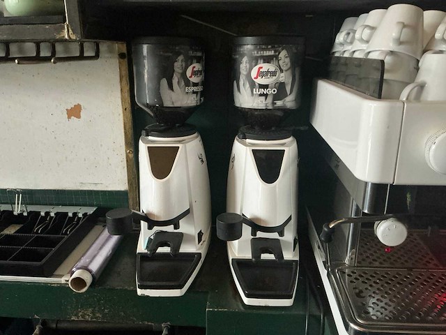 La san marco 105e koffiemachine met 2x bonenmaler - afbeelding 7 van  11