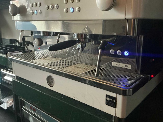 La san marco 105e koffiemachine met 2x bonenmaler - afbeelding 11 van  11