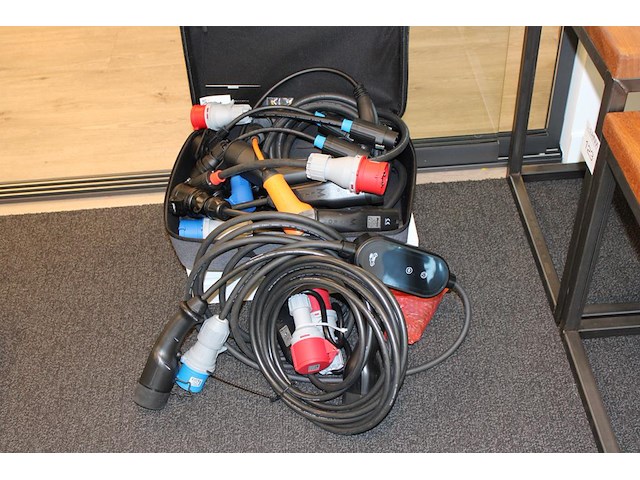 Laadkabels en verloopstekkers in diverse maten en uitvoeringen. - afbeelding 1 van  2