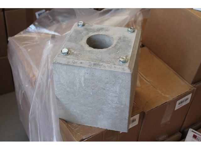 Laadpaal met betonnen voet en hoogte 130 cm. - afbeelding 3 van  3