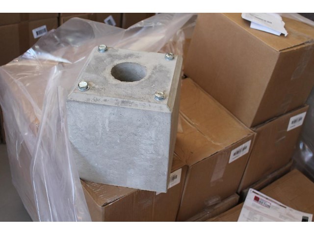 Laadpaal met betonnen voet en hoogte 130 cm. - afbeelding 3 van  3