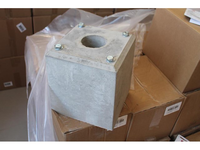 Laadpaal met betonnen voet en hoogte 130 cm. - afbeelding 3 van  3