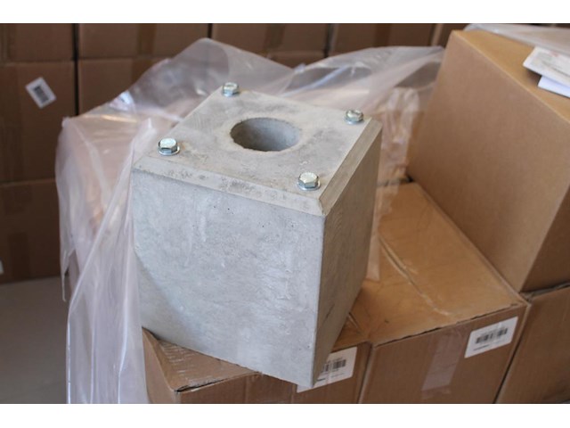 Laadpaal met betonnen voet en hoogte 130 cm. - afbeelding 3 van  3