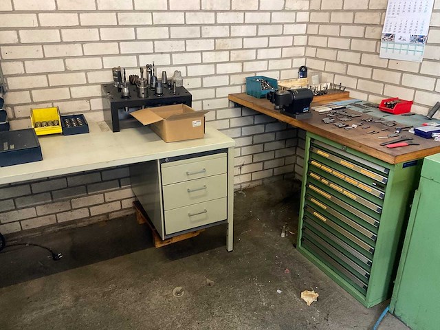 Laagland ladekast met diverse hulpgereedschappen - afbeelding 1 van  24