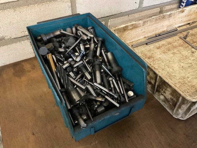 Laagland ladekast met diverse hulpgereedschappen - afbeelding 23 van  24