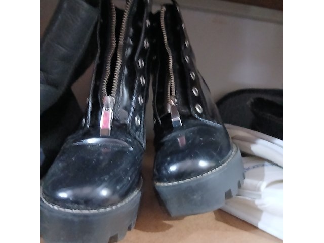 Laarzen, klompen, schoenen - afbeelding 2 van  15
