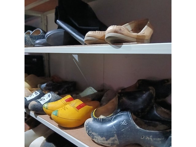 Laarzen, klompen, schoenen - afbeelding 3 van  15