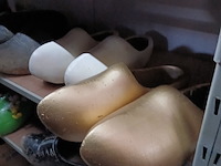 Laarzen, klompen, schoenen - afbeelding 4 van  15