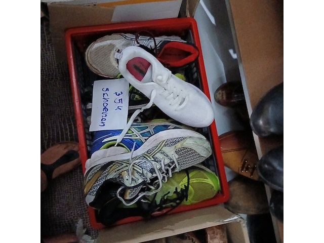 Laarzen, klompen, schoenen - afbeelding 7 van  15